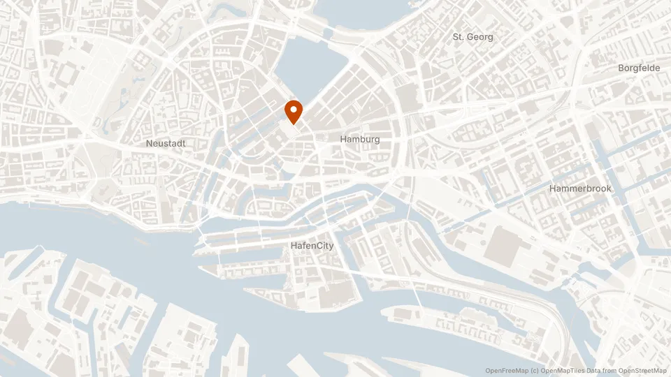 Central Hamburg from the Elbe to St. Georg, rendered by stillmap in a warm off-white palette with an orange marker.